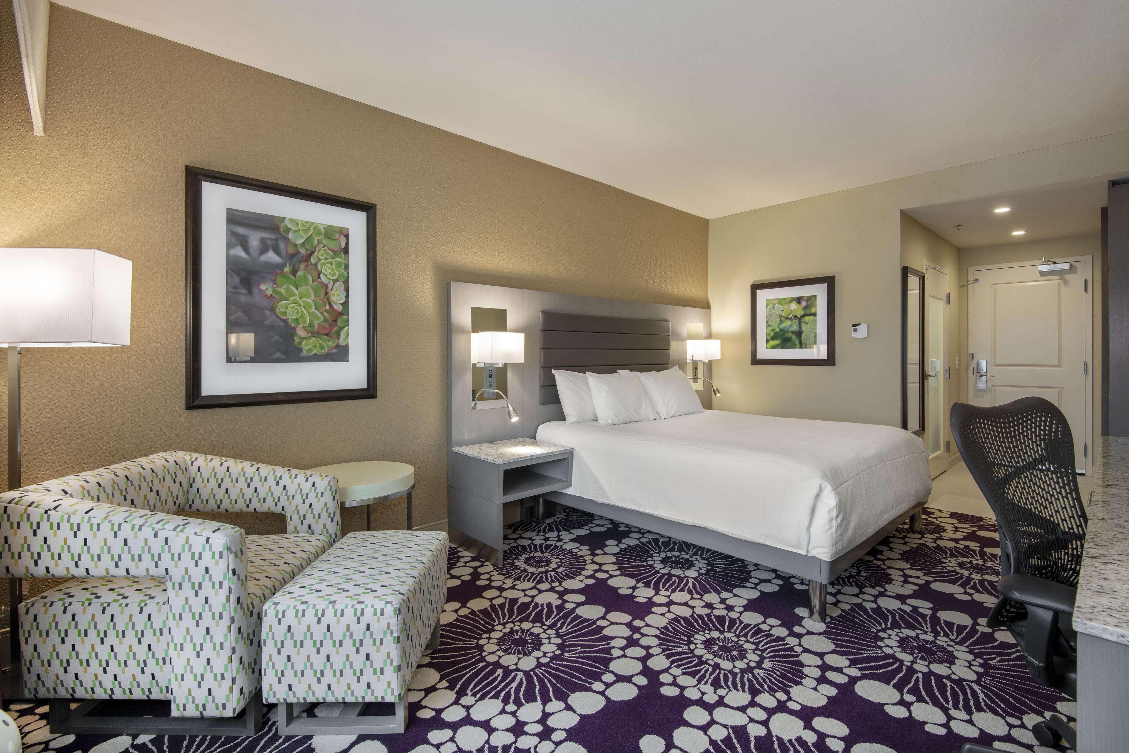 Hilton Garden Inn Raleigh/Crabtree Valley Exterior photo