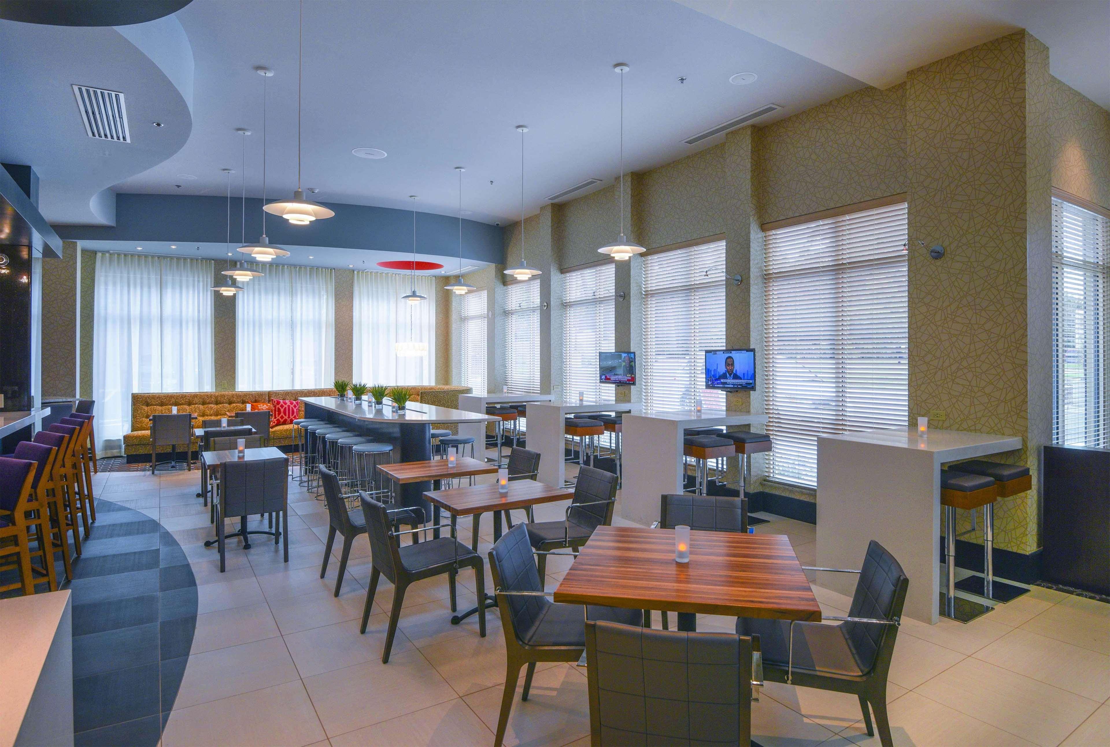 Hilton Garden Inn Raleigh/Crabtree Valley Exterior photo