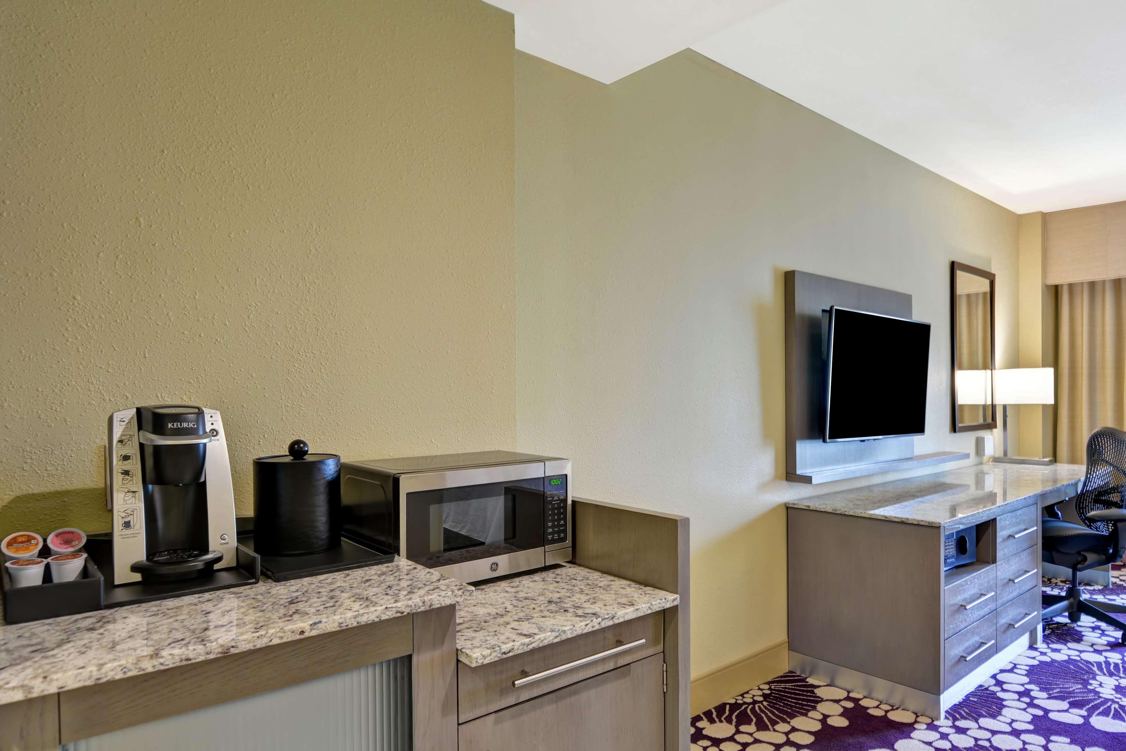 Hilton Garden Inn Raleigh/Crabtree Valley Exterior photo