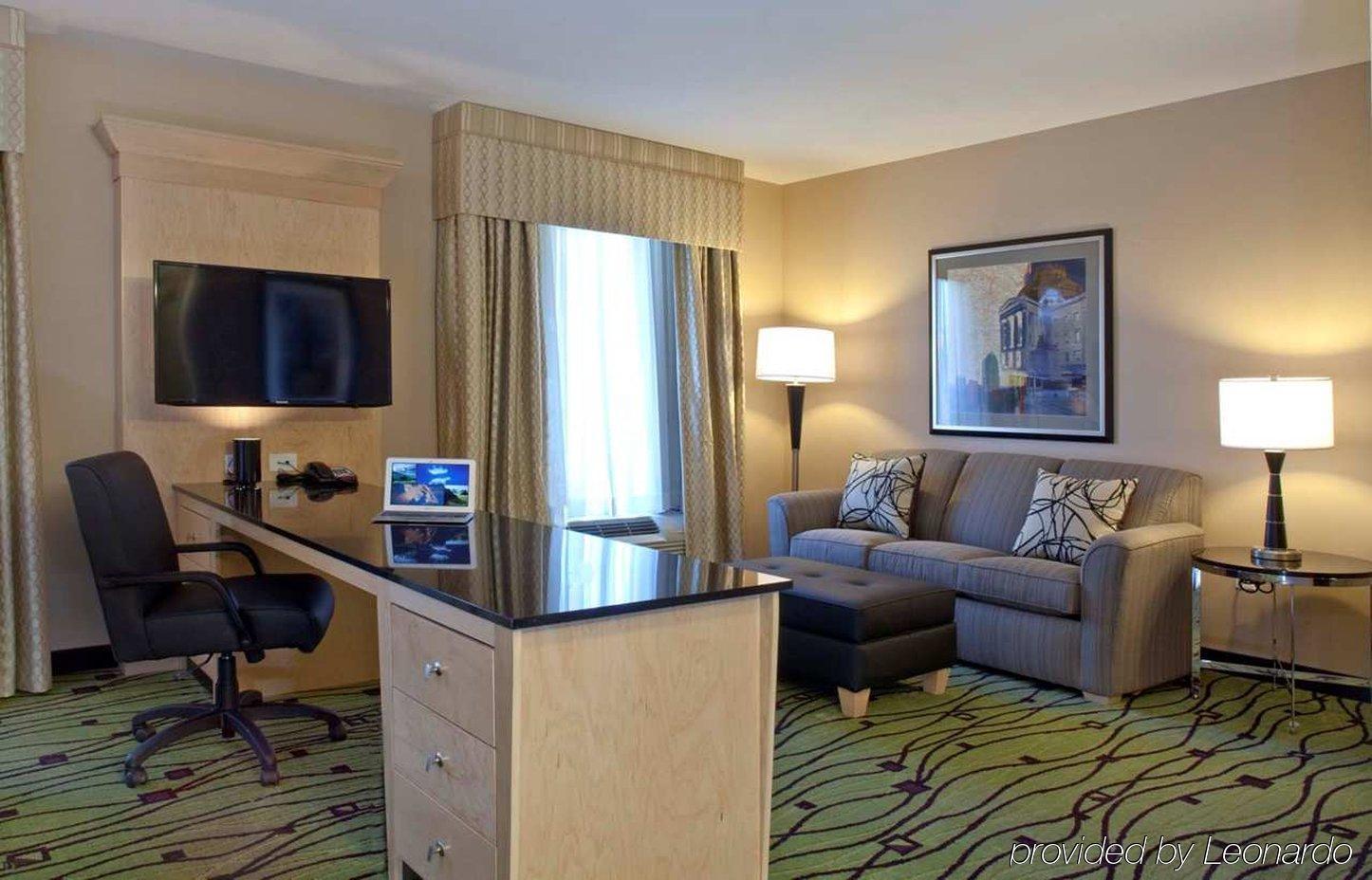 Hilton Garden Inn Raleigh/Crabtree Valley Exterior photo